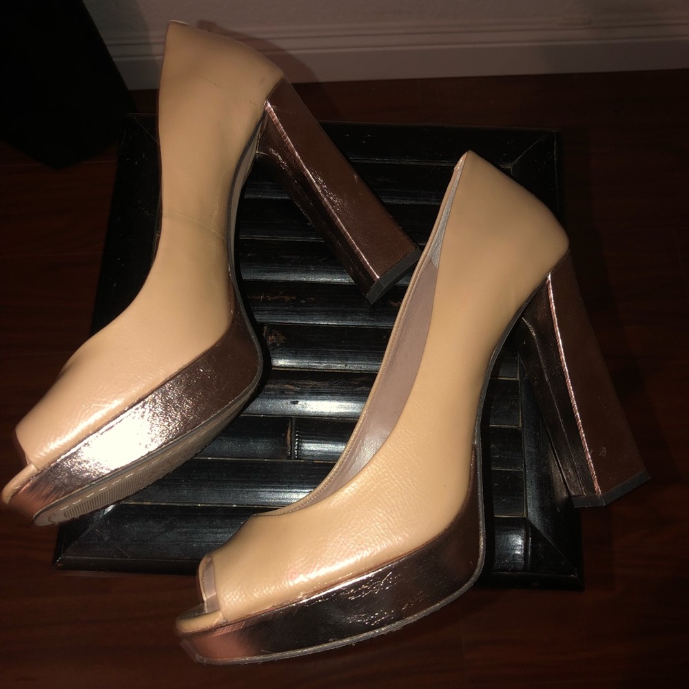 Never worn Vince Camuto Tan/metalic shoes size 10M